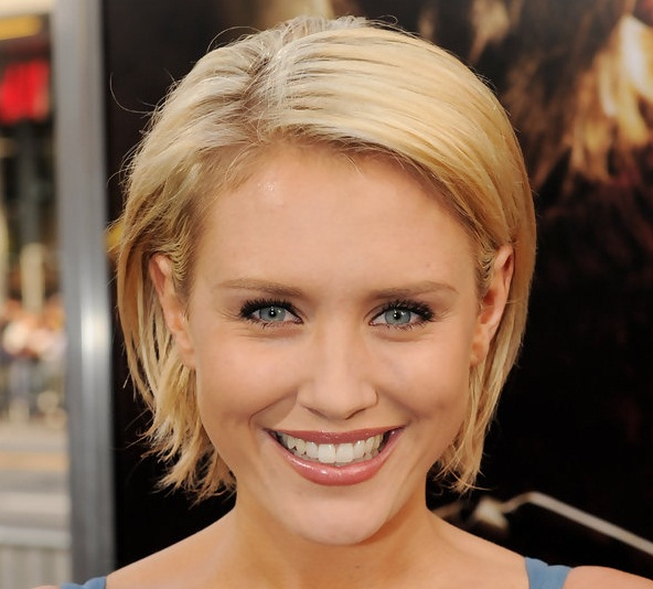 Nicky Whelan Boyfriend, Dating, Hot and Net Worth