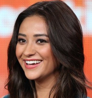 Shay Mitchell Wiki, Boyfriend, Dating, Ethnicity and Gay