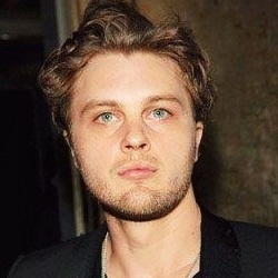 Michael Pitt Married, Wife, Girlfriend, Dating, Gay and Shirtless