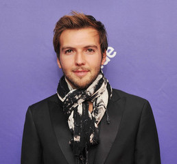 Guy Burnet Wiki, Girlfriend, Dating, Gay, Shirtless and Net Worth